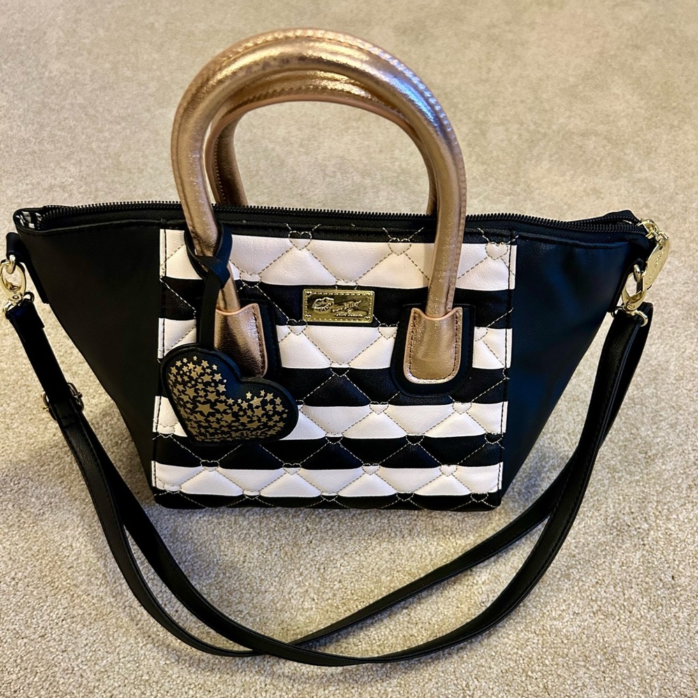 Betsey Johnson NWOT Luv Betsey purse. Gorgeous design.